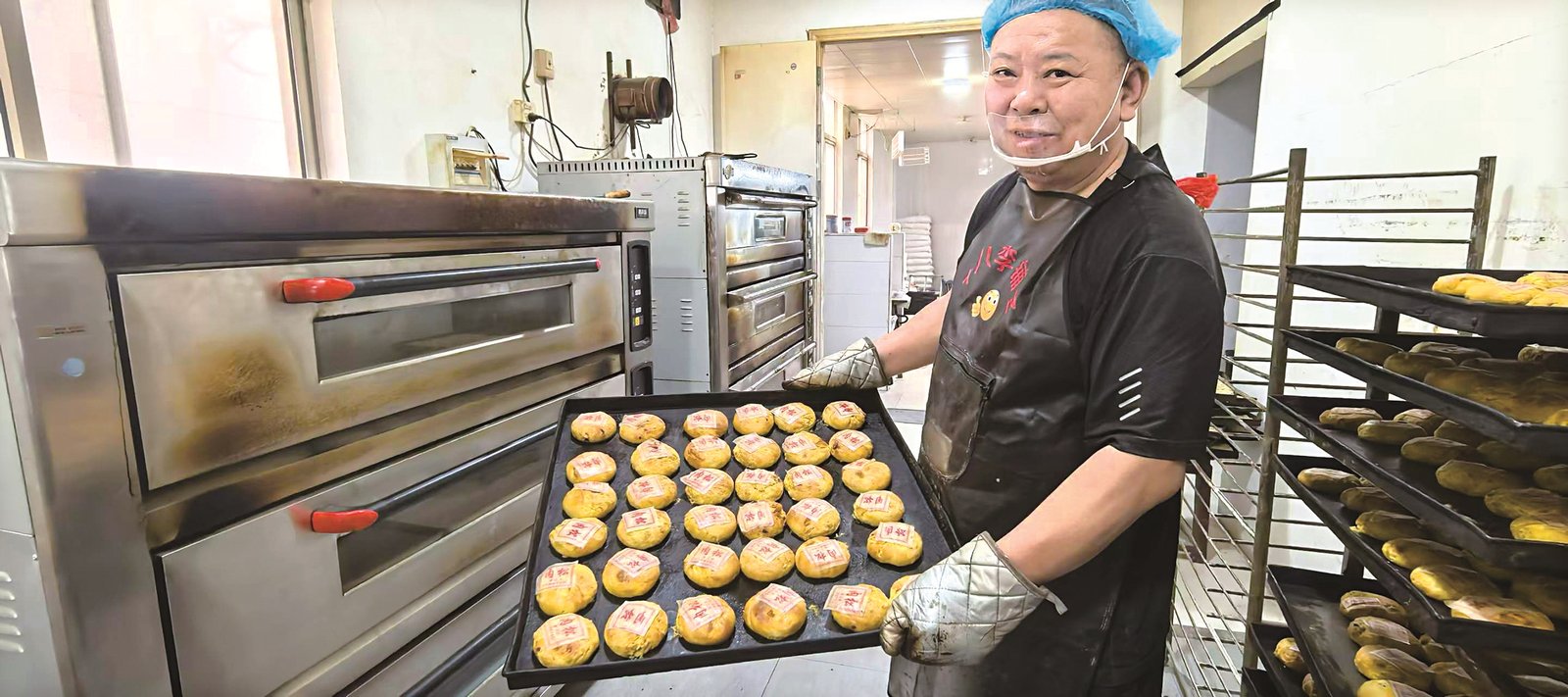 新鲜出炉的月饼。侯继军 供图