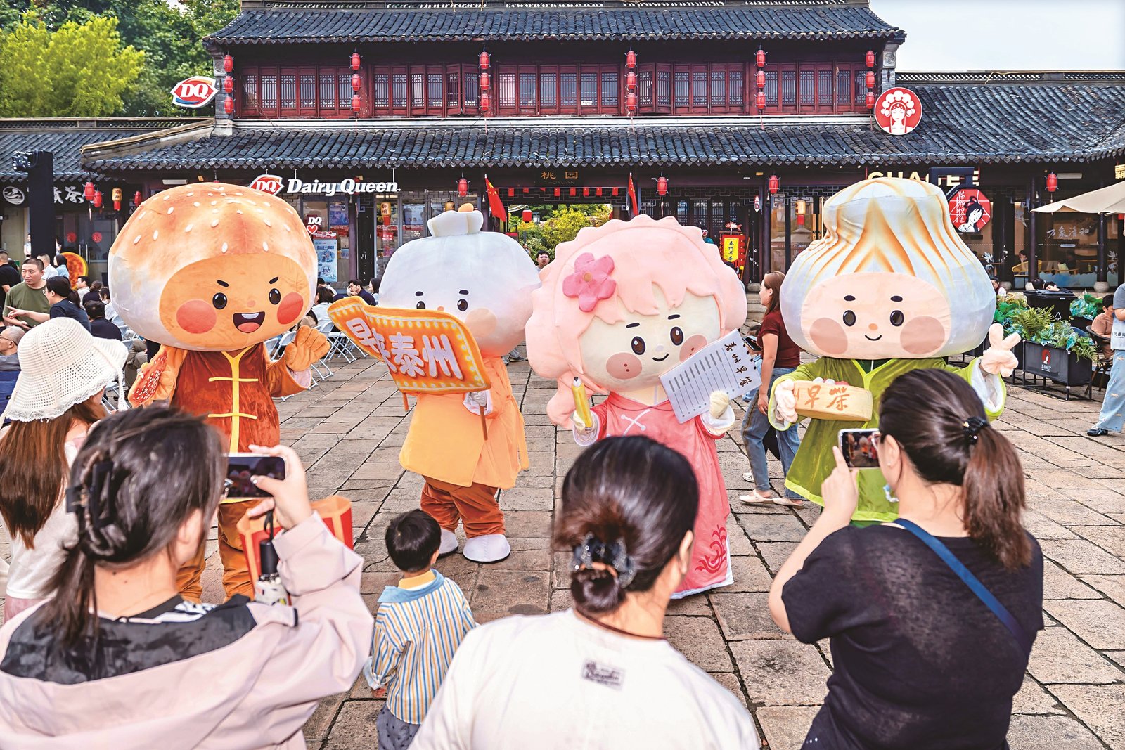 市民游客与“早茶宝宝”合影打卡。赵梦静 摄
